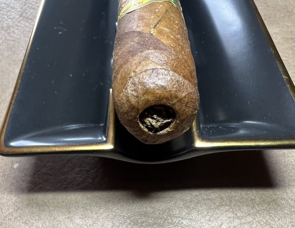 葉巻のパンチカットの切断面